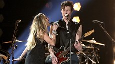 Shawn Mendes a Miley Cyrus na pedávání cen Grammy 10. února zazpívali píse In...