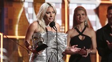 Lady Gaga přebrala cenu Grammy pro nejlepší popový duet za skladbu Shallow....