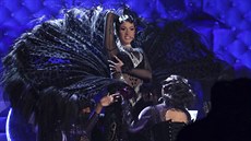 Cardi B s písní Money (Grammy Awards, 10. února 2019)