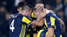 Fotbalisté Fenerbahce Istanbul se radují z gólu, který v utkání proti Zenitu...