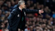 Ole Gunnar Solskjaer, trenér fotbalist Manchesteru United, udílí pokyny bhem...