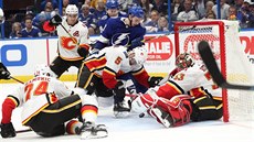 Rozruch p�ed brankou Calgary se pokou�í zkrotit branká� David Rittich.