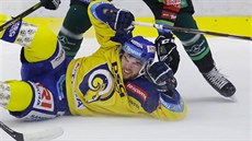 Zlínský Jakub Herman se ocitl na led po souboji s karlovarským protivníkem.