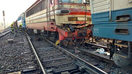 Posunovaný díl se na nádraí v Havlíkov Brod srazil s nákladním vlakem. Pi...