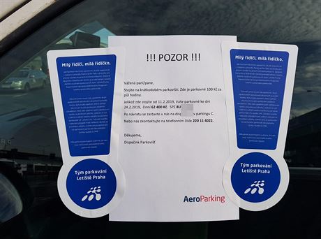 Autu parkujícímu na krátkodobém parkoviti u letit Václava Havla v Praze...