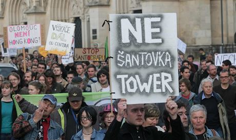Boj o antovka Tower dál pokrauje, msto u pi nm zailo soudní pe, tajné hlasování zastupitel i demonstrace (snímek z protestu v íjnu 2013).