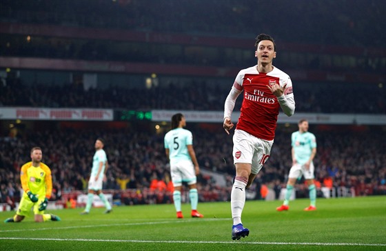 Mesut Özil z Arsenalu slaví gól v utkání proti Bournemouthu.
