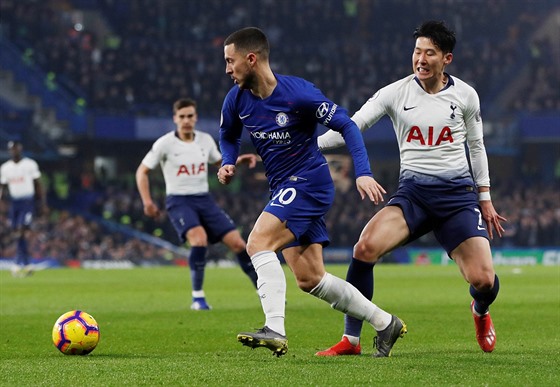 Eden Hazard (vlevo) z Chelsea a Son Heung-min z Tottenhamu.