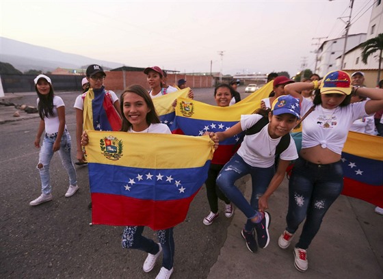 Lidé se scházejí na koncert Venezuela Aid Live na kolumbijské stran...