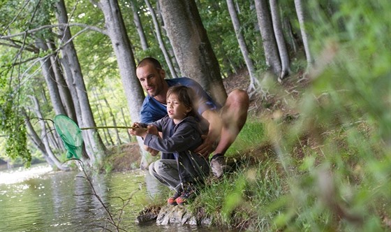 Děti většinou začínají rybařit po vzoru svých rodičů.