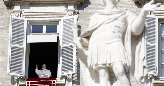 Pape Frantiek pi modlitb na Svatopetrském námstí ve Vatikánu. (17. února...