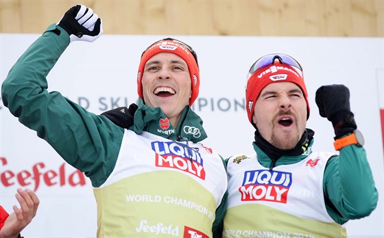 Nmetí sdruená Eric Frenzel (vlevo) a Fabian Riessle slaví zlatou medaili z...