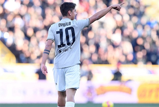 Paulo Dybala z Juventusu slaví svou trefu v zápase s Boloou.