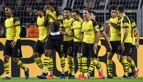 Fotbalisté Dortmundu slaví branku v utkání s Leverkusenem.