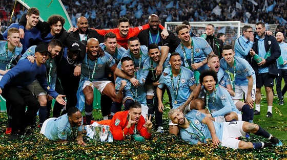 Fotbalisté Manchesteru City se radují z vítzství v Ligovém poháru.
