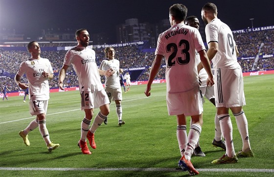 Fotbalisté Realu Madrid slaví branku v zápase proti Levante.