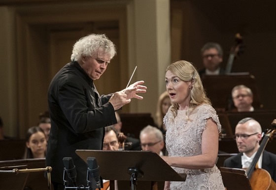 Sir Simon Rattle a Magdalena Koená na koncert s eskou filharmonií
