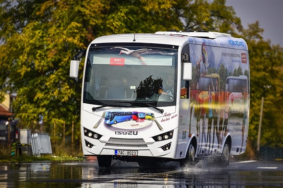 Dostat se z nedotivho smyku je u autobusu velmi obtn. Podobn jako u...