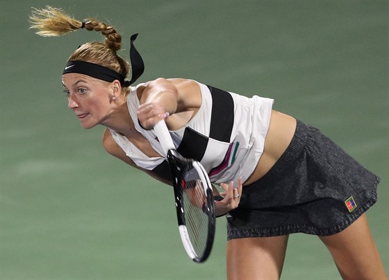 Petra Kvitová servíruje ve finále turnaje v Dubaji.