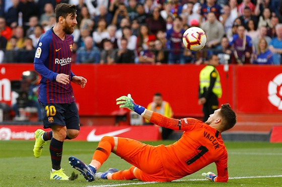 Barcelonská hvzda Lionel Messi pekonává eského brankáe Tomáe Vaclíka v...