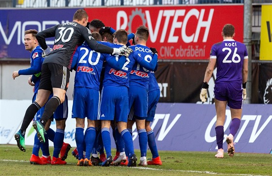Olomoutí fotbalisté oslavují gól v utkání proti Píbrami.