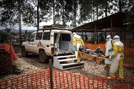 Zdravotníci převážejí pacienta z centra pro léčbu eboly v Butembo do běžné...