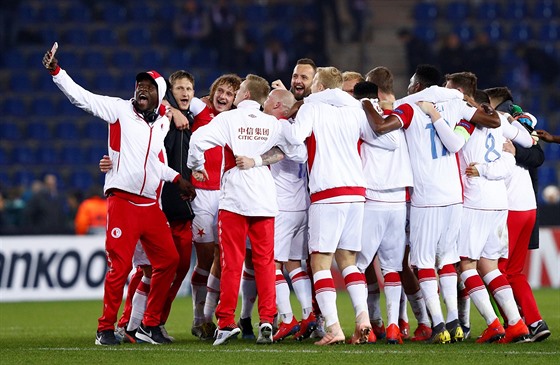 POSTUPOVÉ SELFIE. Fotbalisté Slavie se radují z vítzství v Genku, kterým si...