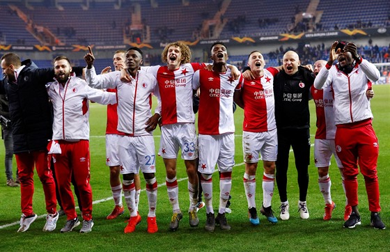 SLAVIA V EUFORII. Oslavy s fanouky po pesvdivém vítzství v Genku, kterým...