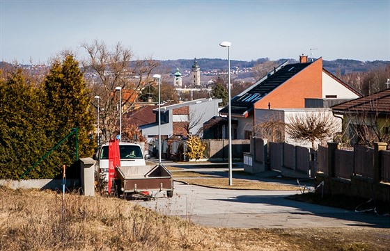 Nad bytovými domy u univerzity se rychle rozrstá dalí tvr vábv Hrádek, ani tam není vyeená doprava a mla by tam vést silnice mezi sídlitm Máj a Litvínovicemi.
