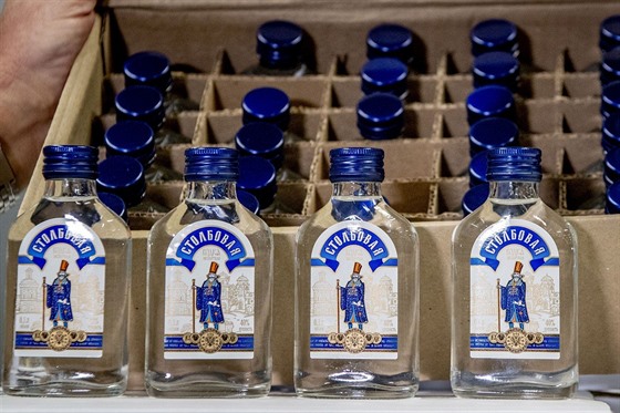 Nizozemtí celníci zabavili 90 tisíc lahví ruské vodky. Náklad ml údajn míit...