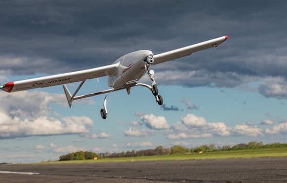 Společnost vyvíjí a vyrábí civilní bezpilotní letoun Primoco UAV model One...