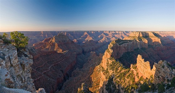 Rozb�esk nad severním okrajem Grand Ka�onu