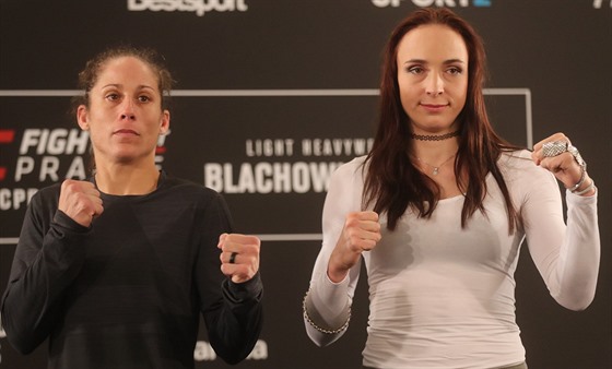 Vlevo stojí MMA zápasnice Liz Carmoucheová, soupeka Lucie Pudilové (vpravo).