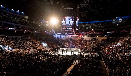 Zaplnná O2 arena na galaveeru UFC v Praze.