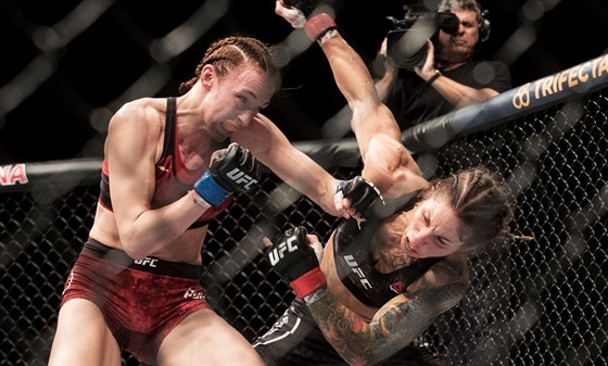 Zápasnice MMA Lucie Pudilová (vlevo) bojuje s Ameriankou Liz Carmoucheovou na...
