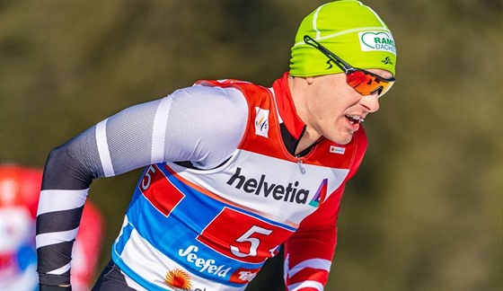 Rakouský bec na lyích Max Hauke, estý ze sprintu dvojic na probíhajícím...