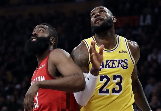 LeBron James (23) z LA Lakers a James Harden z Houstonu bojují na doskoku.