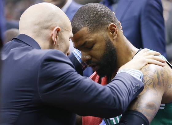 ZDRCENÝ. Marcus Morris z Bostonu se srazil s torontským protihráem, podstupuje...