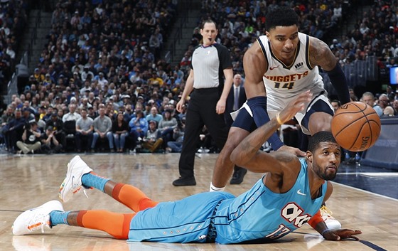 Paul George (dole) z Oklahoma City a Gary Harris z Denveru bojují o mí.