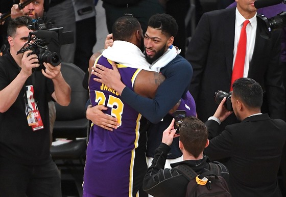 LeBron James (vlevo) z LA Lakers a Anthony Davis z New Orleans se zdraví po...