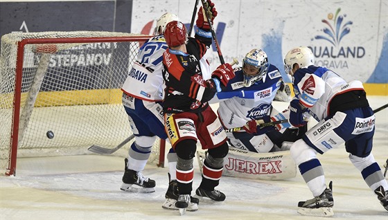 Brnnský gólman Marek iliak inkasuje branku v duelu proti Hradci Králové.