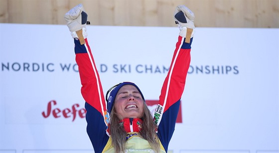 Norská bkyn na lyích Therese Johaugová slaví triumf ve skiatlonu na patnáct...
