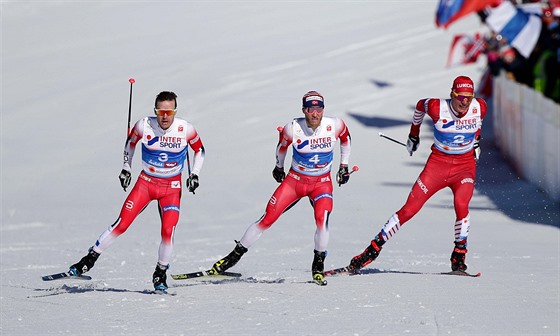 FINI. Momentka ze závru skiatlonu na 30 kilometr na MS v Seefeldu - zleva je...