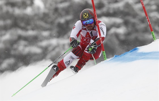 Rakouský lya Marcel Hirscher na trati obího slalomu v Bansku