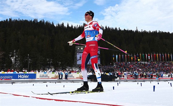 Norský bec na lyích Johannes Hösflot Klaebo v cíli sprintu dvojic na MS v...