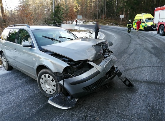Osobní auta se čelně střetla u Hořic (18. 2. 2019).