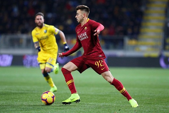 Stephan El Shaarawy v dresu AS ím kontroluje balon bhem ligového utkání s...