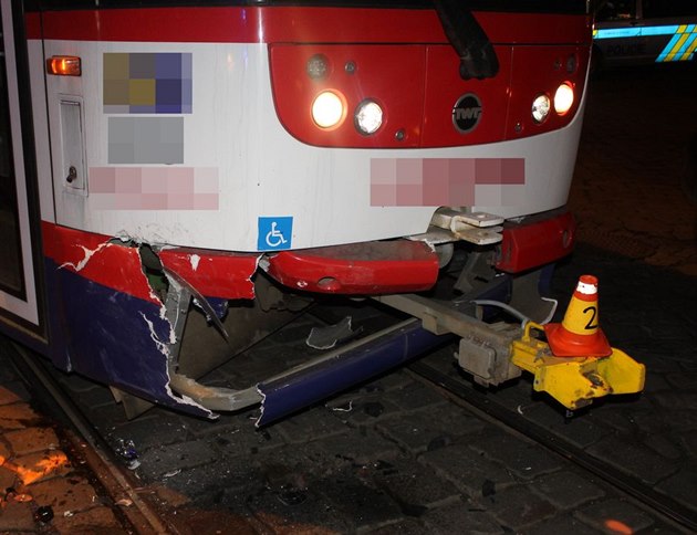 Na kiovatce v centru Olomouce se srazila tramvaj s osobním autem. Následn se...