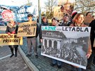 Odprci zízení pilotní základny F Air na karlovarském letiti protestovali...