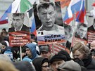 Demonstranti s vlajkami Ruska a rzných opoziních stran nesli také portréty...